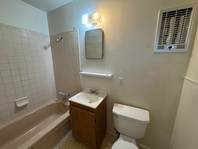 Building Photo - Spartanly Furnished Apartment 5 Miles to S...