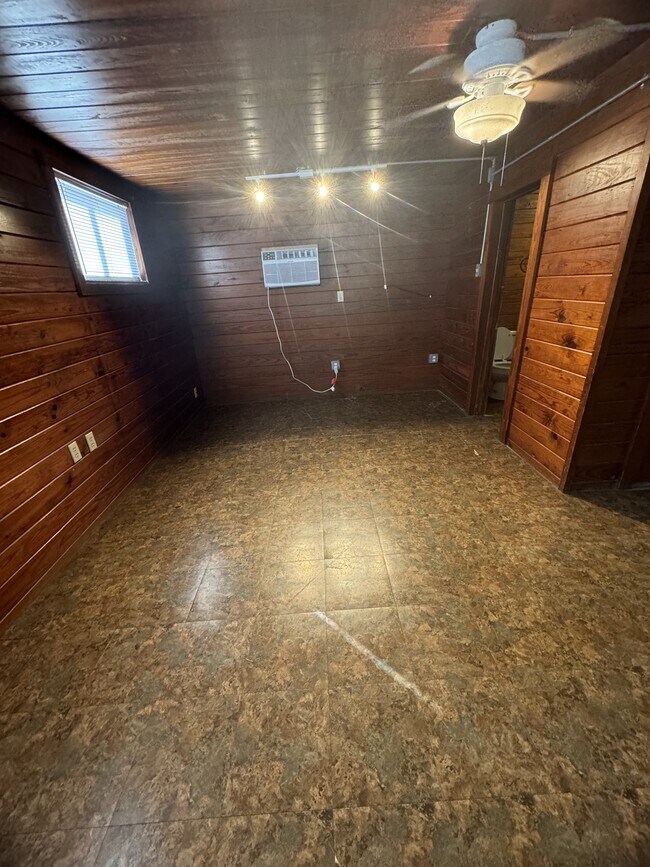 Building Photo - 405 N Burleson St