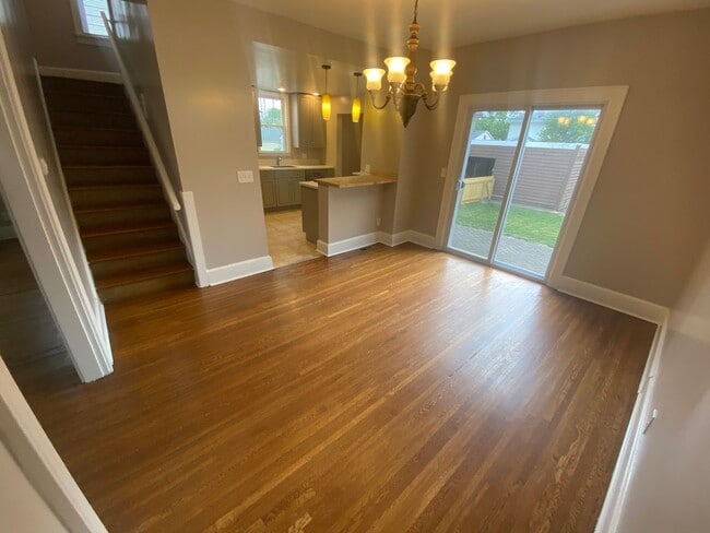 Building Photo - 4 Bedroom- Grandview