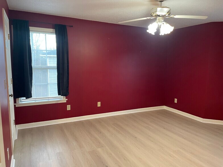 Building Photo - 6704 W Friendly Ave