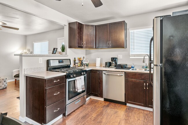 Building Photo - Fully Updated 2/1-Directly Across From 20th St Park- Available Now*** One Room Lease take over***