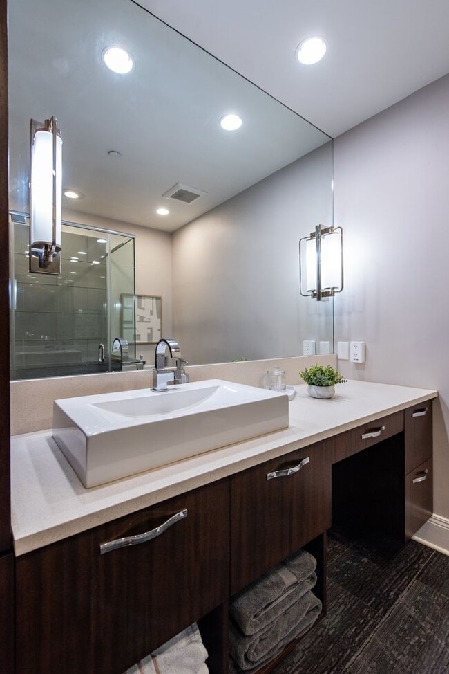 Building Photo - Furnished 3 bedroom/2bath Condo including Utilities!