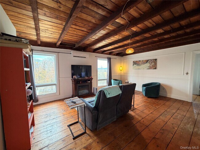 Building Photo - 67 Old Albany Post Rd