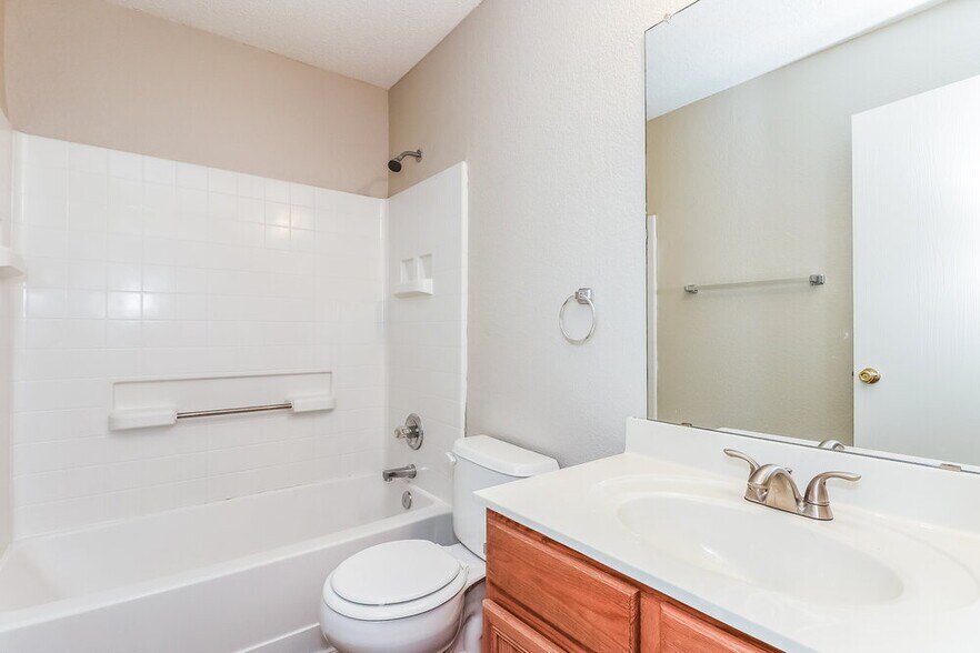 Building Photo - 7948 Meadow View Tr