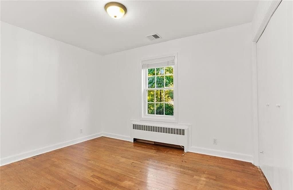 Building Photo - 8 Deerwood Ct