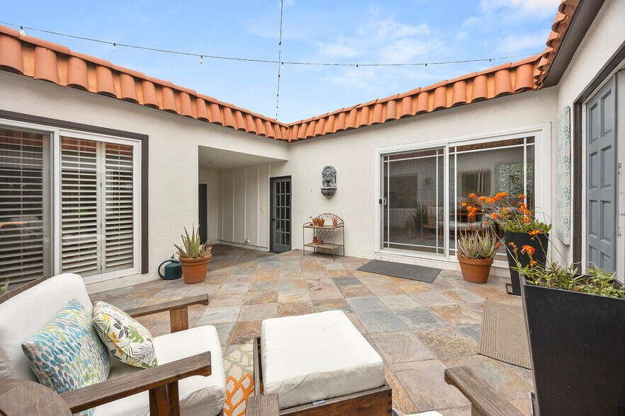 courtyard - 19112 Colchester Ln