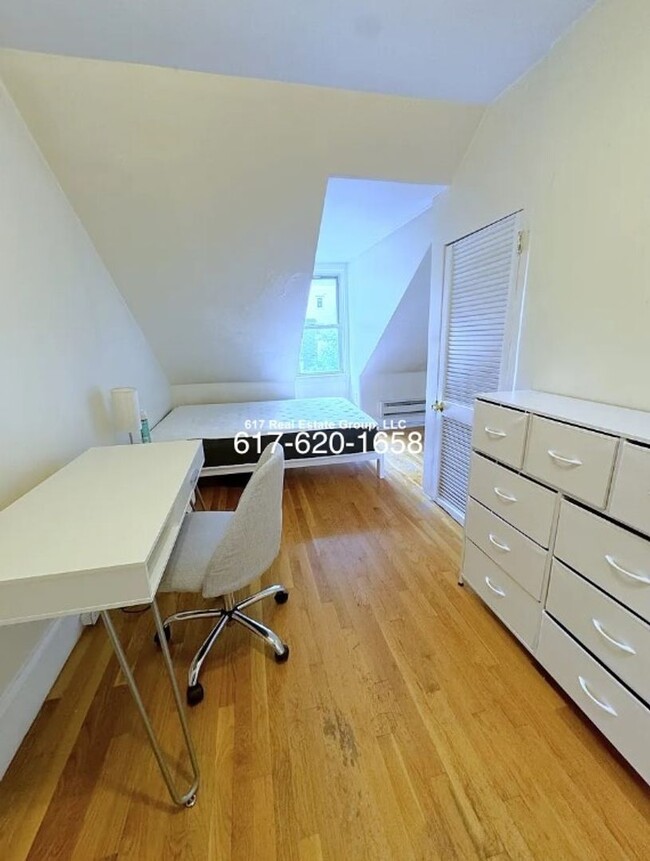 Building Photo - SEPT Awesome Brookline 4bed w/ 2 full bath...