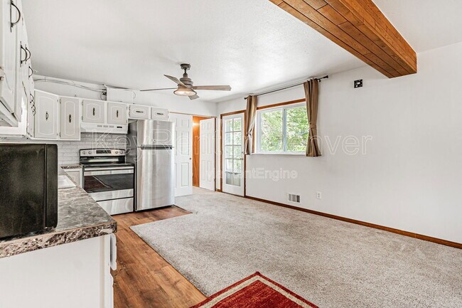 Building Photo - 400 Lily Ln
