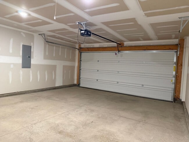 Building Photo - 4 Bedroom 2 Bathroom Home located in Greeneville, TN