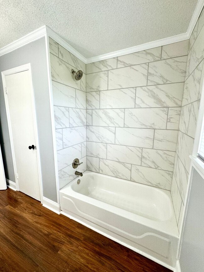 Building Photo - Move in ready! Fully Renovated with attent...