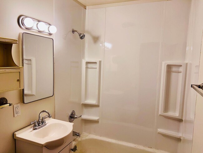 Building Photo - Classy 1950's full of vintage charm...2 be...