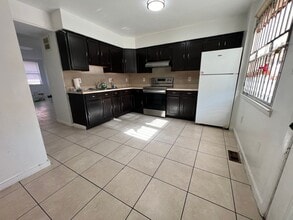 Building Photo - Stunning 4-Bedroom Townhome with Parking Spot Near Temple University! Available August 2026!