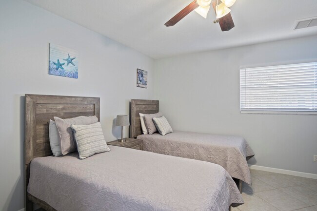 Building Photo - 1360 SW Albatross Way