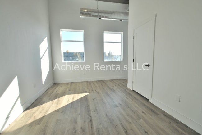 Building Photo - Westfield Lofts - Unit 13