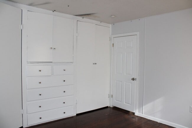 Building Photo - Oliver -Eakle Dollhouse 2/1/1 Located by t...