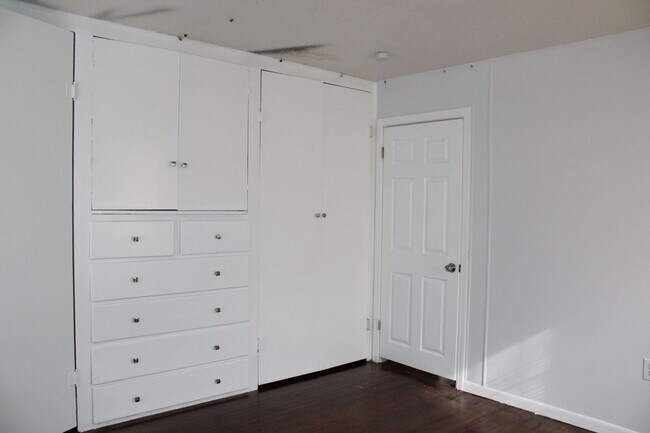 Building Photo - Oliver -Eakle Dollhouse 2/1/1 Located by the Amarillo College