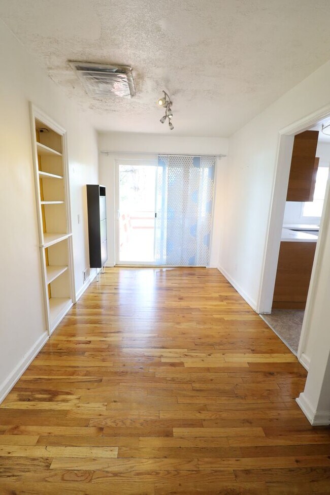 Building Photo - 360 N SF