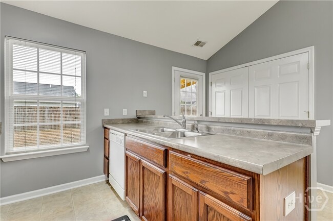 Building Photo - 133 Willow Dr