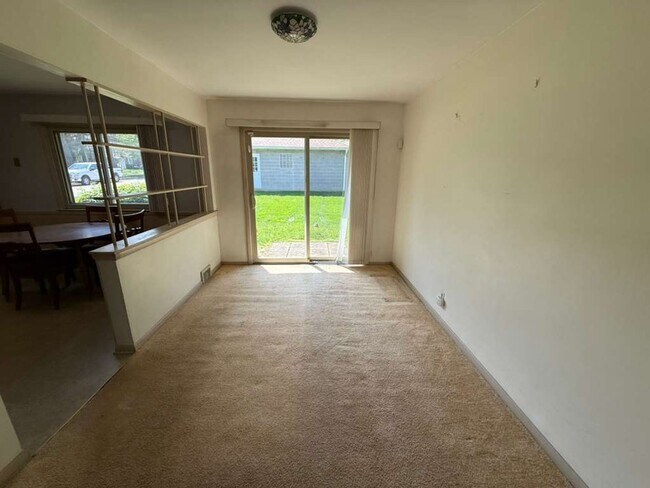 Building Photo - 3 BED 1.5 BATH SINGLE FAMILY HOME