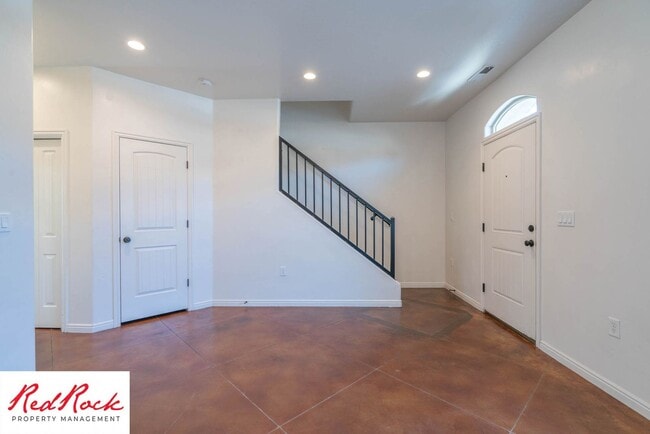 Building Photo - 3 Bedroom & 2.5 Bathroom & Dog Friendly!