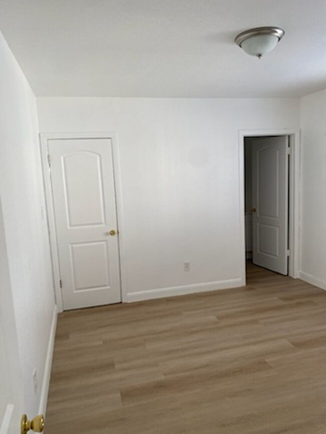 Building Photo - 9815-9817 HOLMES AVENUE