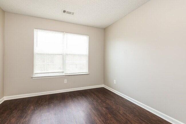 Building Photo - 6346 Hickory Ln Cir