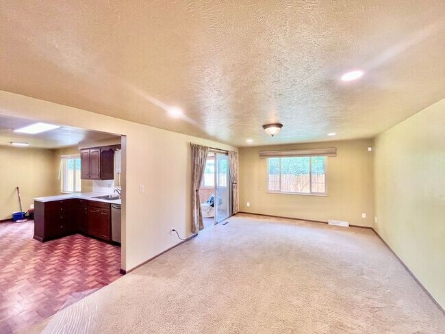 Building Photo - 3 Bedroom - 2 Bath Ranch Home with 2 Car A...