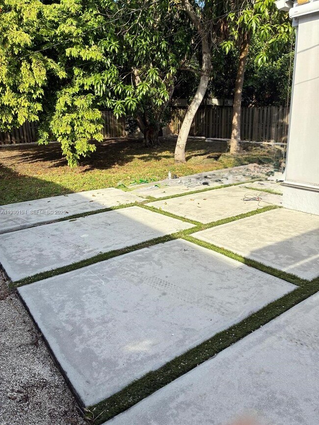 Building Photo - 1757 SW 24th Ter