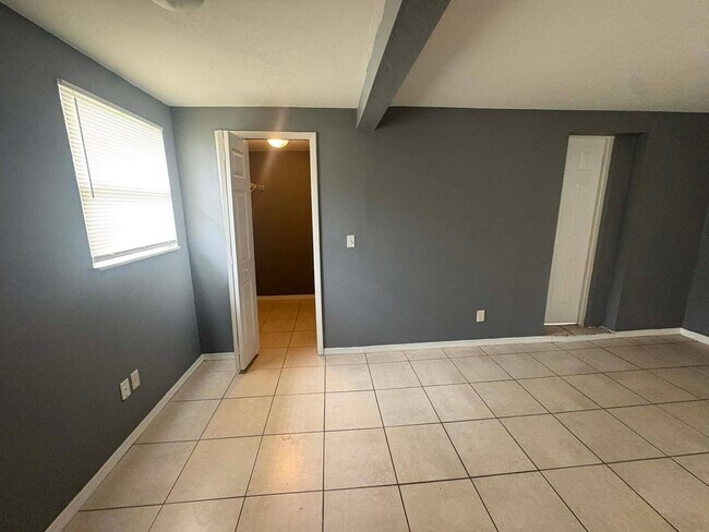 Building Photo - 4 bedroom Single-Family Home Available for Move-In NOW