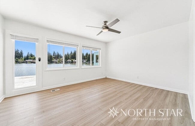Building Photo - Newly renovated stunning lakefront home.