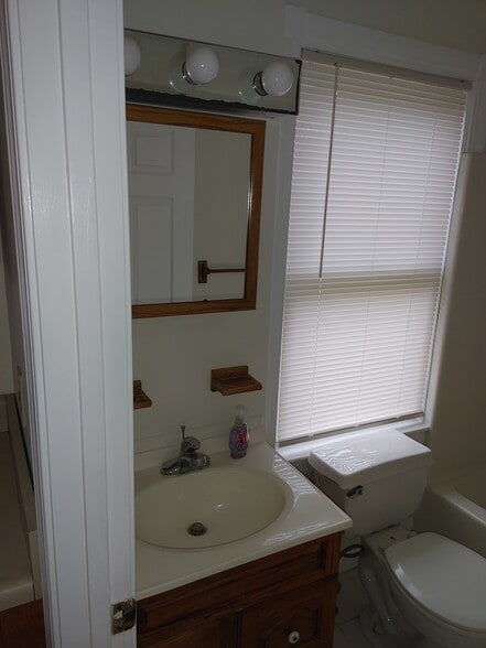 Building Photo - 15 Barstow Ave