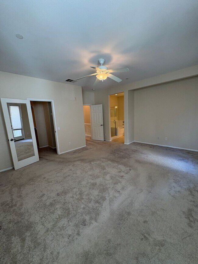 Building Photo - Spacious Townhome in Ventura!