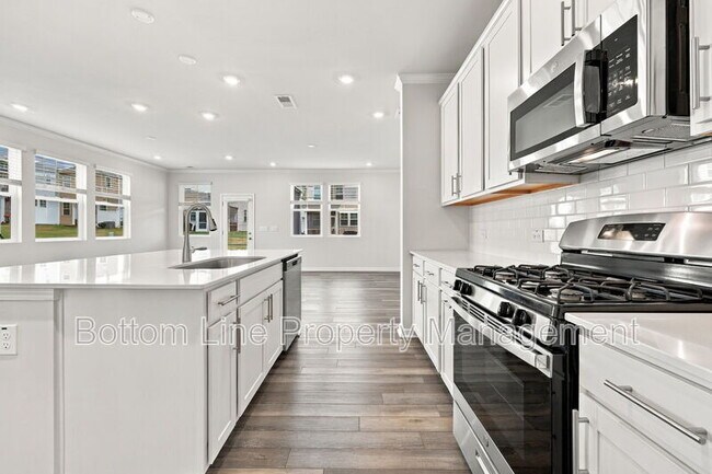 Building Photo - 5811 Woodlawn Dr