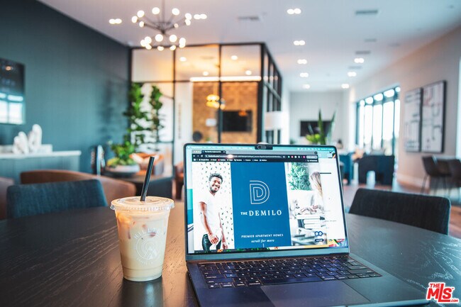 Building Photo - 201 N La Brea Ave