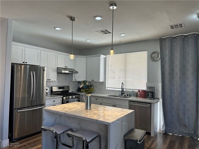 Building Photo - 8901 Kingswood Dr