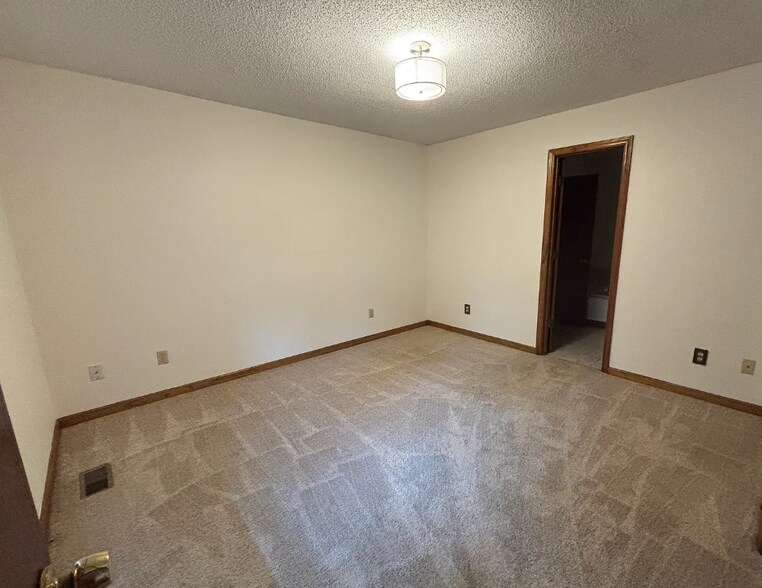 Building Photo - 709 Woodhaven Dr