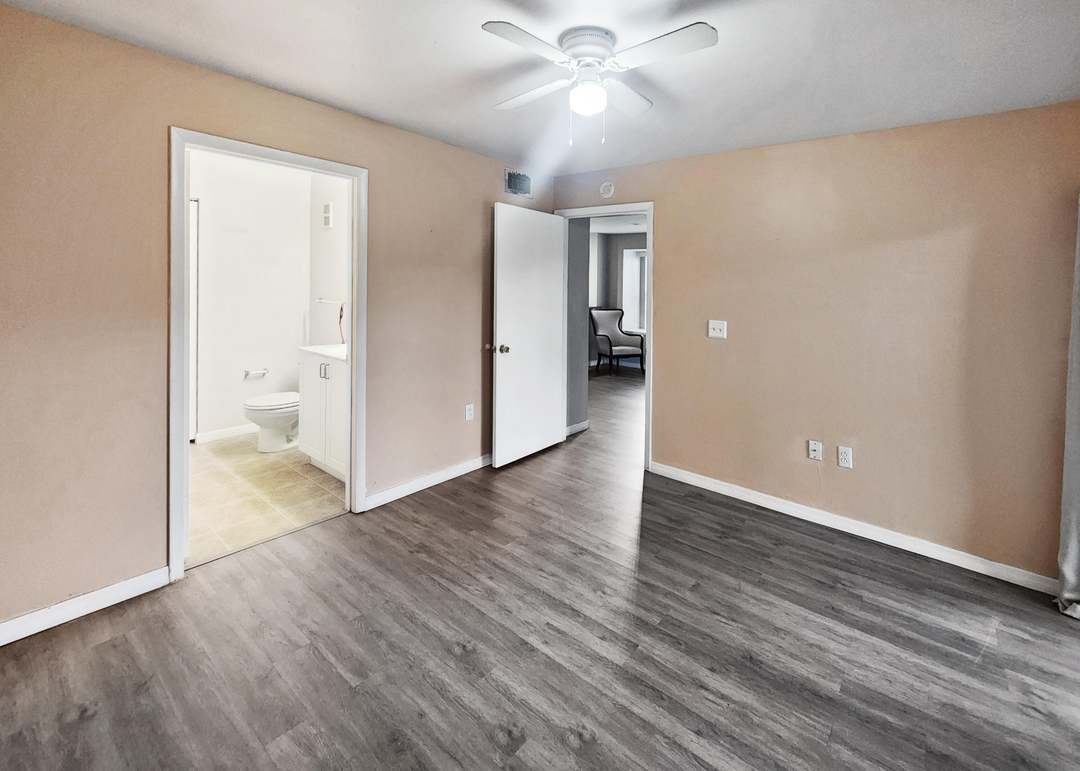 Bedroom for rent - 4831 Via Palm Lks