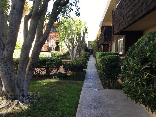Walkway to Unit - 5400 Newcastle Ave