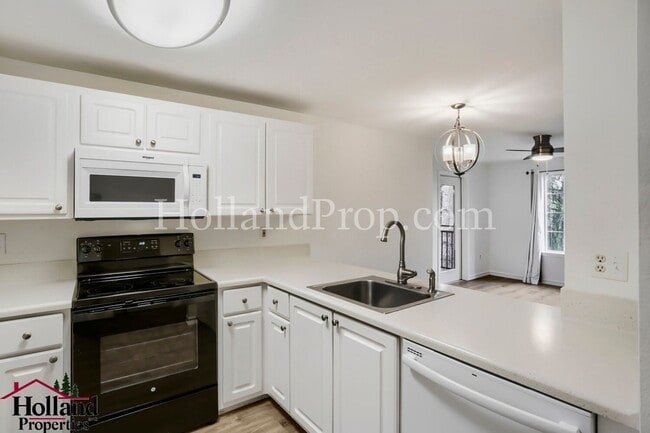 Building Photo - Beautiful 2-Bedroom Condo with a Garage!