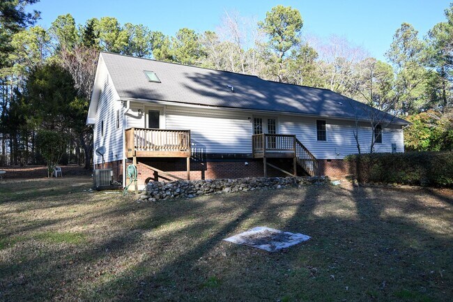 Building Photo - Stunning 3BR / 3BA Home on 2.48 Acres – Hillsborough, NC