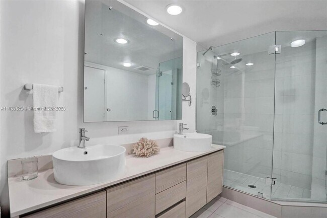 Building Photo - 2600 E Hallandale Beach Blvd