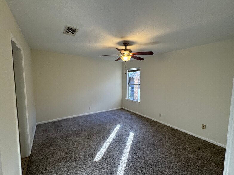 Building Photo - 8915 Emnora Ln