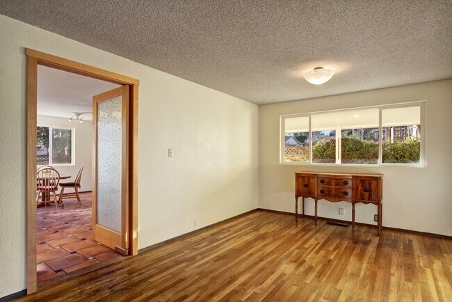 Building Photo - Bellevue Home