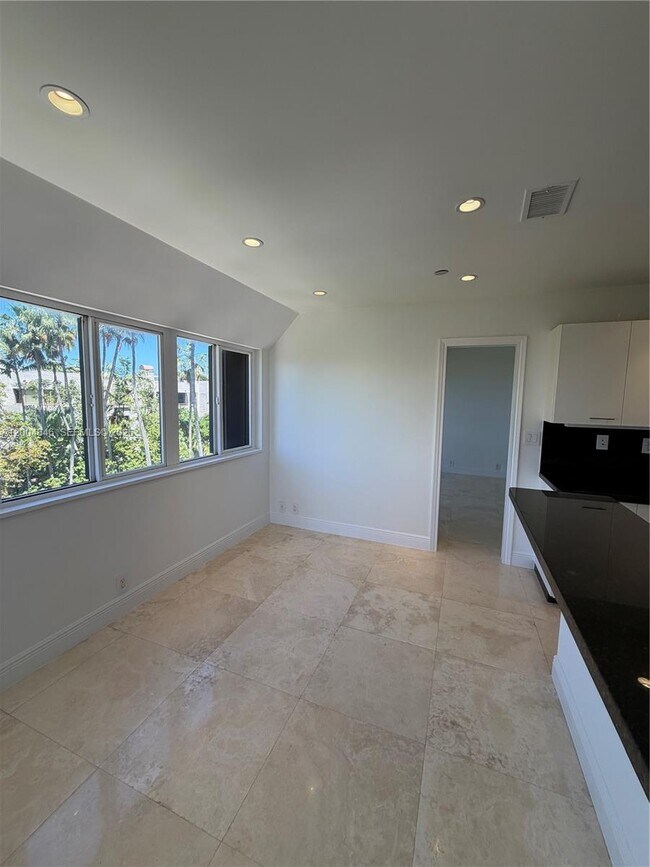 Building Photo - 151 Crandon Blvd