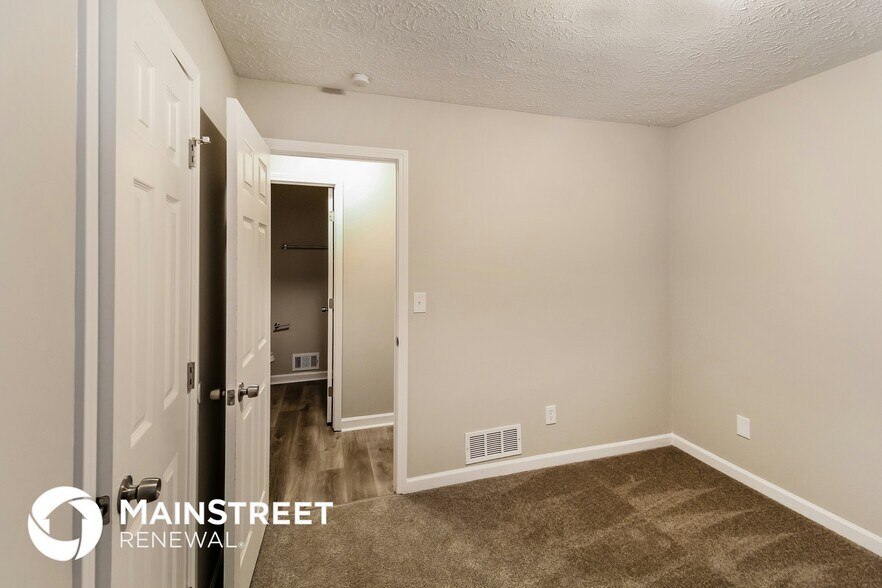 Building Photo - 635 Lakeridge Cir SE