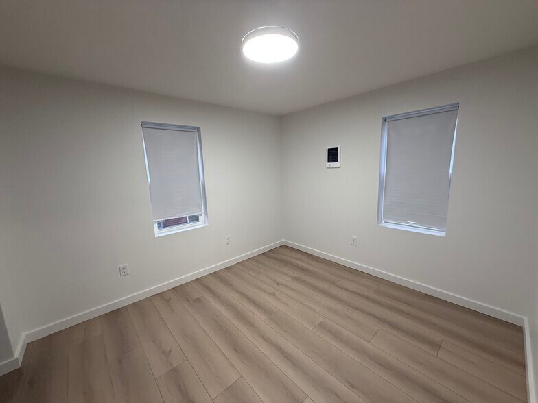 Building Photo - 418 Oak St