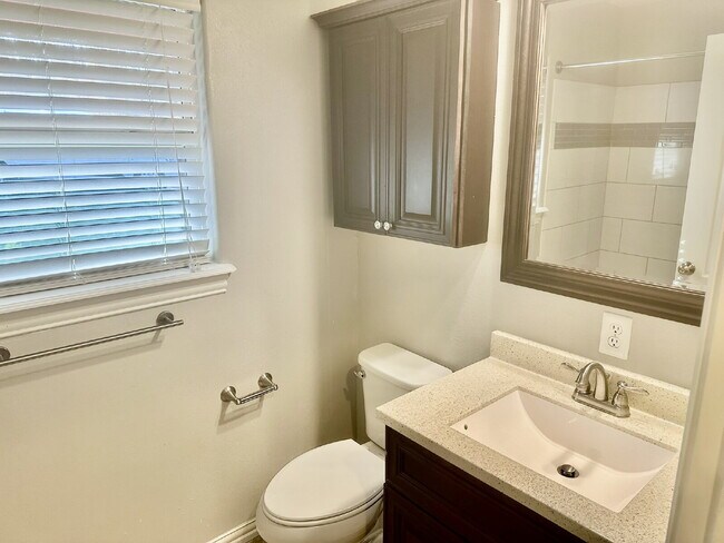 Building Photo - 35 Gore Ln