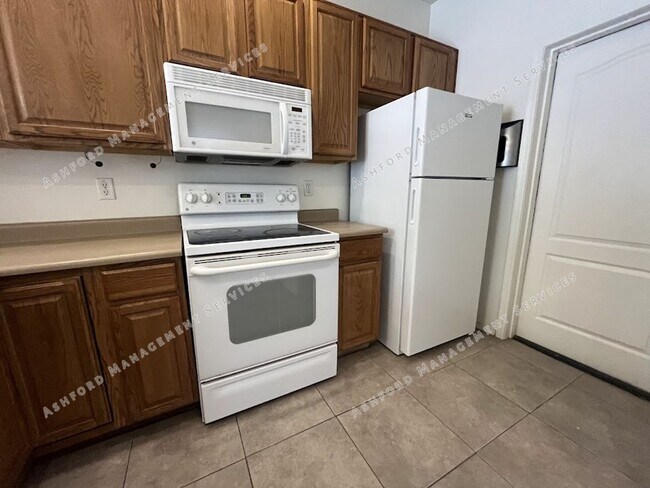 Building Photo - BEAUTIFUL 3 BEDROOM 2 BATHROOM HOME IN GLE...