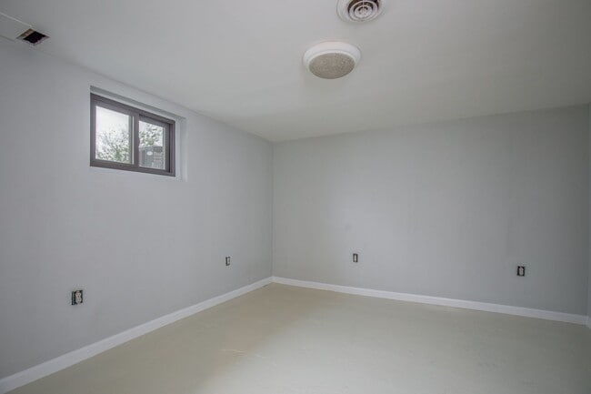 Building Photo - Adorable North Hampton House - Must See!