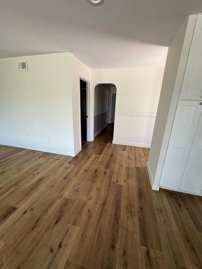 Building Photo - 3 Bedrooms 2 baths house fully remodeled.